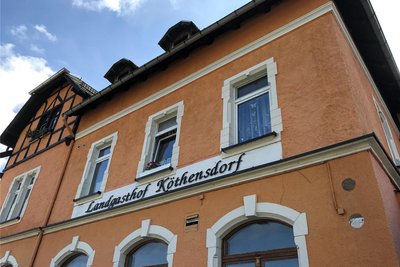 Der Schriftzug erinnert noch an den Landgasthof Köthensdorf, als man dort noch einkehren oder Kegel aufsetzen konnte.