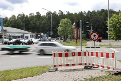 Eine der Fußgängerampeln, die über die B 101 führen, hat einen Kabelschaden und musste abgeschaltet werden.