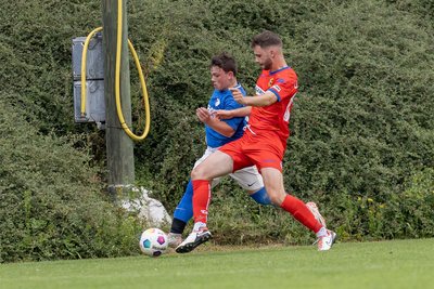 Aufsteiger SV Fortschritt Lunzenau, hier mit Ludwig Nitsche (v.) beim Testspiel in Großhartmannsdorf, startete mit einem 6:0-Erfolg in die Saison.