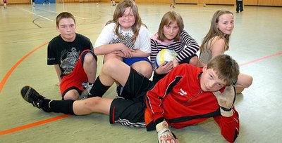 
              <p class="artikelinhalt">Maxim (l.) und Meikel (vorn) haben das Team der "Wilden Weiber" mit Joan, Tamara und Susanne (v. l.) beim Fußballturnier des Jugendfreizeitzentrums Stadtpark in Frankenberg unterstützt. </p>
            