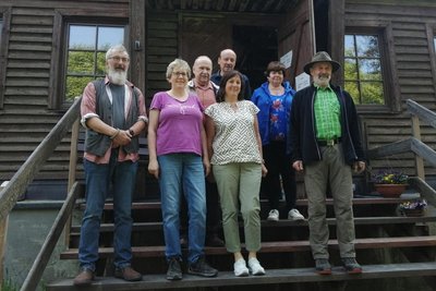 Beim Turmfest zu 30 Jahre neuer Kapellenbergturm am 24. Juni entstand das Foto mit Vertreten von Turmverein, Gemeinde und Chronisten von Bad Brambach.