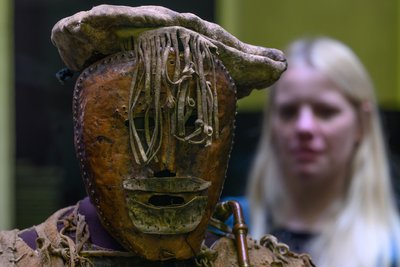 Das weltweit älteste erhaltene sibirische Schamanengewand in der Sonderschau „Die Schamanin“ des Landesmuseums für Vorgeschichte in Halle/Saale.