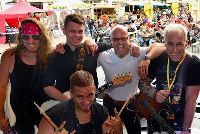 Die Mittweidaer Band Almost Dead will den Besuchern des Statt-Stadtfestes am Samstagabend auf dem Marktplatz einheizen.