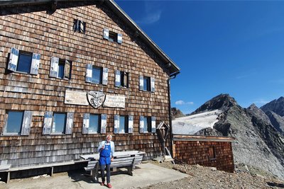 Sein Arbeitsplatz mit traumhafter Aussicht auf fast 3000 Metern Höhe: Heinz Leitner vor der Zwickauer Hütte in Südtirol.