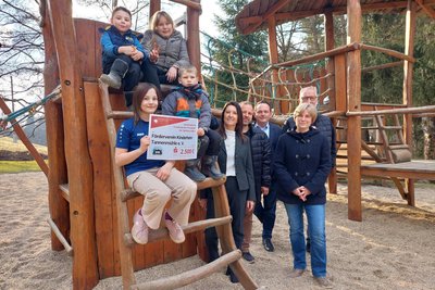 Dem Kinderheim Tannenmühle wurde vom Kundenbeirat der Sparkasse Vogtland Geld für einen neuen Spielplatz gestiftet.