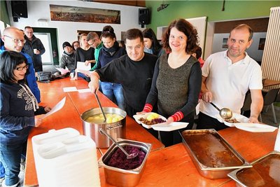 Heike Matschos, Chefin des Vereins "Freiberg zeigt Herz", und Koch Ronny Feiler hatten am Samstag viele Helfer.