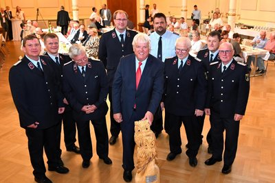 Die Feuerwehren der Gemeinde gratulieren zum 60. Geburtstag von Dieter Greysinger mit Holz-Eulen, geschaffen von Jürgen Detsch (r.).
