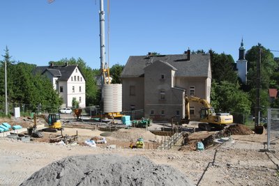 Das neue Hortgebäude entsteht neben dem Pfarrhaus in Leubsdorf.