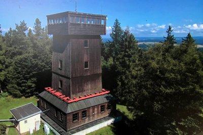 Das direkte Umfeld des 1993 eingeweihten Aussichtsturmes auf dem 759 Meter hohen Kapellenberg soll ab Herbst freigeschnitten werden.
