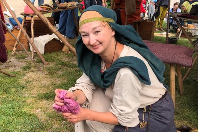 Auch auf Märkten zeigt Natascha Dobos die Kunst des Färbens.