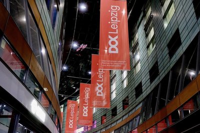 Banner des Dok-Festivals in Leipzig. Die Filmschau ist am Sonntag zu Ende gegangen. 