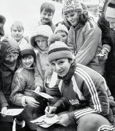 Immer offen und freundlich: Steffi Martin, später Walter, beim Erfüllen von Autogrammwünschen im Jahr 1985. 