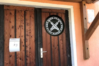 Der Eingang zur einstigen Gaststätte. Der Klub Ostside-Tuning hat jetzt sein Domizil dort.