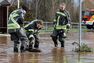 Feuerwehrleute mussten an der Glauchauer Straße einen Gullydeckel anheben, damit das Wasser ablaufen konnte.