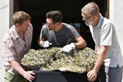 Terra Mineralia Präsentiert die größte Fluorit-Stufe Sachsens im Krügerhaus. Im Bild von links: Thomas Grütze von der Firma Freiberger Silicium Bearbeitung (FSB), Martin Reiber von der TU BAF Master Chemie und Joachim Münzner von FSB.