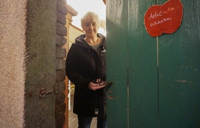 Noch schließen alte Verriegelungen, wie sie Riedelhof-Chefin Mandy Kazmirek zeigt, die historischen Türen im denkmalgeschützten Ensemble. Sie werden durch moderne und teure Anti-Panik-Schlösser ersetzt. 