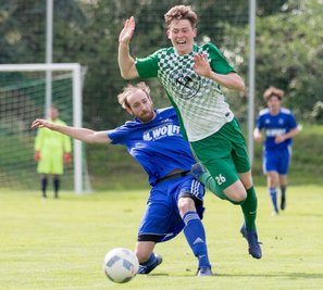 Offener Schlagabtausch: Langhennersdorfs Nico Kindler setzt sich gegen den Rochlitzer Max Deitert durch und erzielt anschließend das 1:0 für seine Farben. Am Ende traf jedes Team dreimal. 
