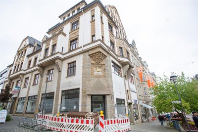 Das Ladengeschäft im Haus an der Ecke Bahnhof-/Rädelstraße steht seit Herbst vergangenen Jahres leer. Zuvor war dort der Salon Plauener Spitze ansässig. Nun soll ein Regionalkaufhaus einziehen.