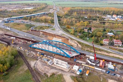Vor vier Jahren wurde in Großdeuben diese Stahlbogenbrücke für die A72 eingebaut.