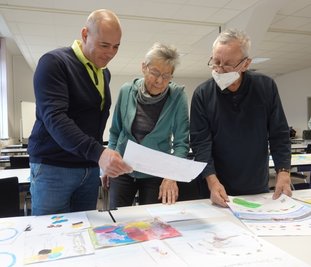 Die Jury bei der Arbeit: Alexander Szelig, Gabriele Lehmann und Siegfried Wagner (von links) beim Begutachten der eingereichten Bilder.