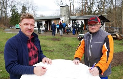 Für die Skibaude (hinten) haben Toni Fabian (links), der Vorsitzende des Shred-Erz-Vereins, und Patrick Frohs vom SV Nordisch/Alpine Zschopau einen gemeinsamen Pachtvertrag unterschrieben. 
