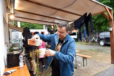 Servicekraft Aiko sorgt für Kaffee.