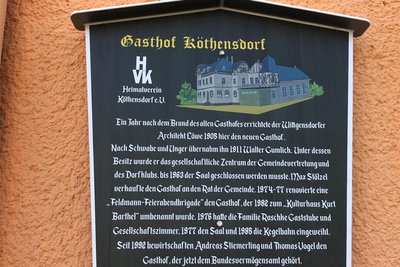 An der Fassade des Gebäudes kann man die Geschichte des Landgasthofes nachlesen. Das Haus gehört jetzt einem Chemnitzer, der die Räume vermietet hat, unter anderem an den Schrauberklub.