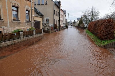 Trotz des ersten Bauabschnitts für den Hochwasserschutz lief das Wasser über die Straße des Friedens.