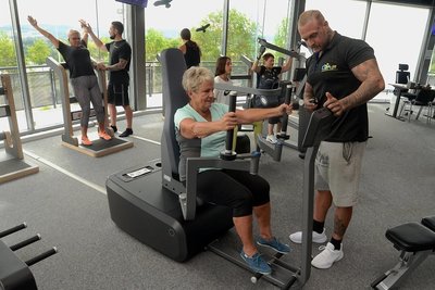 Studioleiter Marco Peruzzi (vorn) gibt Christine Adler Tipps für das Absolvieren des Kraft-Beweglichkeits-Zirkels. Rund 450 Menschen trainieren regelmäßig bei Diafit an der Sternkoppel. 