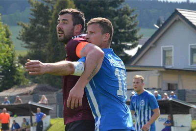 Bei Standards gingen Königswaldes Kevin Bräuer (l.) und Sosas Philipp Unger immer wieder auf Tuchfühlung.