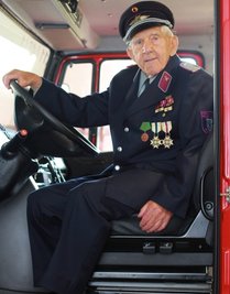 Gerhard Bochmann am Steuer eines Fahrzeugs der Freiwilligen Feuerwehr Albernau. Früher fuhr er die Feuerwehrleute zum Einsatz.