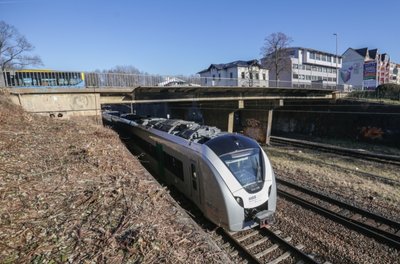 Die marode Brücke der Zschopauer Straße über die Bahngleise der Sachsen-Franken-Magistrale unweit des Südbahnhofs wird abgerissen und neu gebaut. Sie soll nach Fertigstellung erneut über vier Fahrspuren verfügen. 