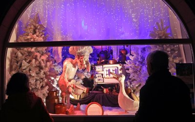 Bis zum 23. Januar können die Funkel-Fenster in Glauchau noch bestaunt werden.