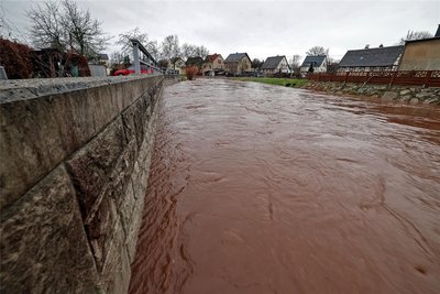 Zwischen den Schutzeinrichtungen des ersten Bauabschnitts bahnte sich das Wasser seinen Weg.