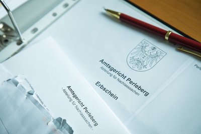Erbschaft gemacht? Dann müssen Sie diese in der Regel versteuern - mindestens aber dem Finanzamt anzeigen.