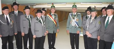 Gäste und Gastgeber an der neuen Schießbahn der Schützen des SV Schwarzenberg, die am Samstag eröffnet wurde.