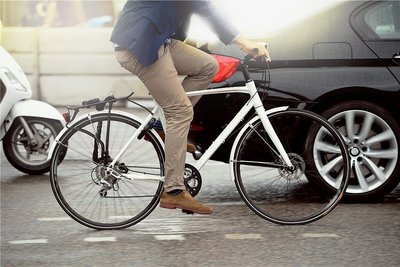 So kann man Sprit sparen: Fahrrad fahren. 