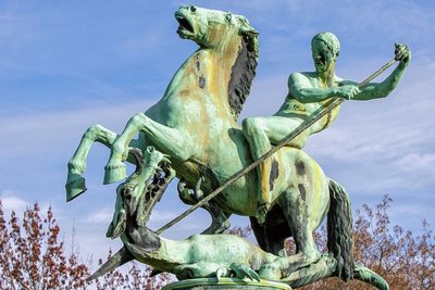 Die Statue des Drachentöters wurde vor 20 Jahren am Neustadtplatz aufgestellt.