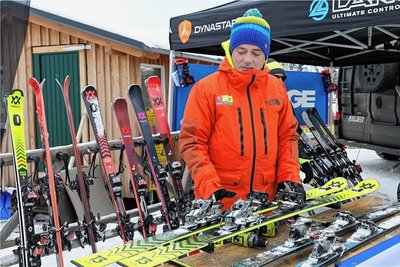 In der Skiarena Eibenstock gab es einen Skitest. Atanas Georgiev stellte die Skier ein.  