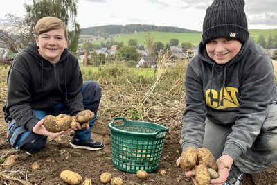 Cedric Enghardt (l.) und Mika Unger haben geholfen, die Kartoffeln zu ernten.