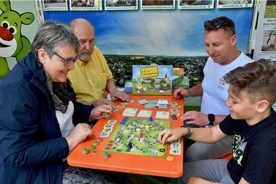 Annett Schröter und Udo Schmitz vom Forum Spiel bei einer Partie des neuen Stadtspiels "Grüße aus Limbach-Oberfrohna" mit Kai Schwarzenberger von der Stadtverwaltung und Schüler Tommy Rudolph (von links). Der Elfjährige hat einen Text für eine Spiel-Ansichtskarte geschrieben.
