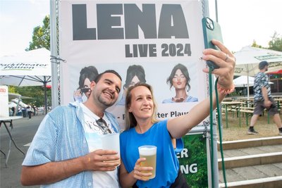 Robert und Jana sind aus der Nähe von Bayreuth nach Plauen angereist, um beim Lena-Konzert dabei zu sein. Den Moment halten sie mit einem Erinnerungsfoto fest.