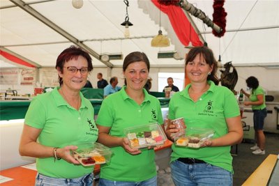 Kristina Sennewald, Katrin Spinnler und Isabell Merz (von links) verkauften mit weiteren Dorfclub-Frauen Kaffee und Kuchen sowie Bowle.