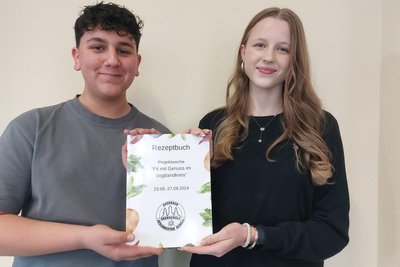Eneas Börner und Laura Hajek haben an dem Kochbuch mitgewirkt.