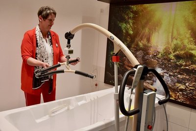 Heimleiterin Carola Huth im modernen Pflegebad des neuen Pflegeheims An der alten Färberei in Limbach-Oberfrohna.