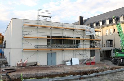 Beim Neubau des Therapiebeckens laufen die Innenarbeiten. 