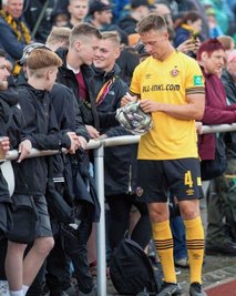 Die Dynamo-Profis nahmen sich viel Zeit für ihre zahlreichen Fans. Hier gibt Interims-Kapitän Tim Knipping Autogramme.