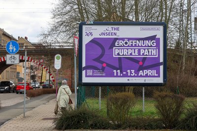 An der Waldenburger Straße in Glauchau wird für den Purple Path geworben.