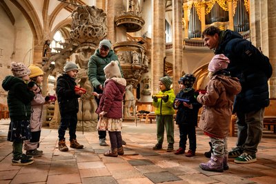 Die Kinder der „Villa Kunterbunt“ musizieren, Regine Bluth und Jonas Eichhorn passen auf.