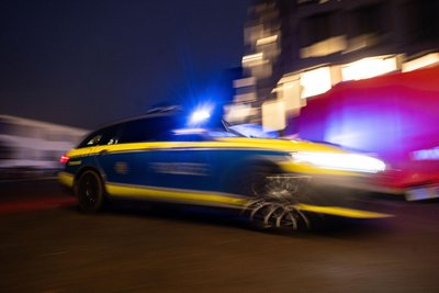 Mit Blaulicht und Signalhorn jagten in der Nacht zu Samstag drei Polizeiautos durchs Westend.